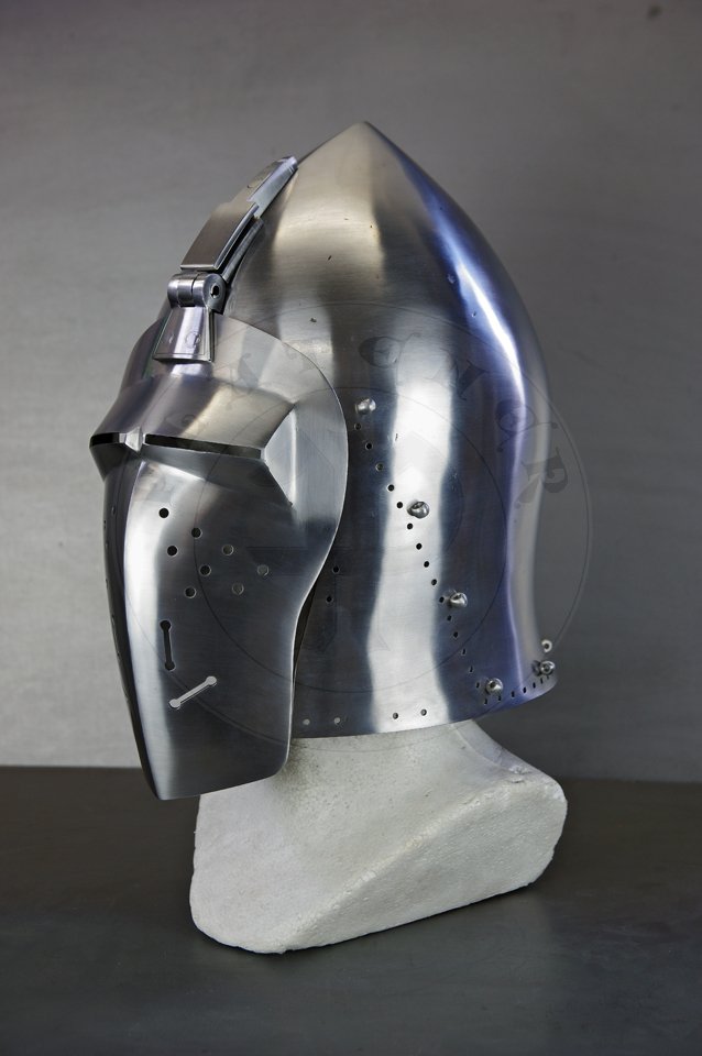 Klappvisier bascinet with keyhole visor, c. 1390-1410. Source: bascinet Wallace Collection A74, London; visor Museo Stibbert, Florence. Skull raised from two halves of 2 mm high quality mild steel, heat hardened and tempered up to 34 HRC. Visor raised from 2 mm medium carbon steel and hardened and tempered up to 42 HRC. Visor hinge made of medium carbon steel. Visor is removable. Weight 3,320 kg. /Klappvisier wzorowany na hemie z Wallace Collection A74 oraz zasonie z Museo Stibbert, datowany na 1380-1410. Dzwon wykuty z dwch powek 2 mm wysokiej jakoci stali niskowglowej, hartowany i odpuszczany do 34 HRC. Zasona wykuta z 2 mm stali redniowglowej, hartowana i odpuszczana do 42 HRC. Zawias zasony wykonany ze stali redniowglowej. Zasona jest zdejmowana. Waga 3,320 kg.